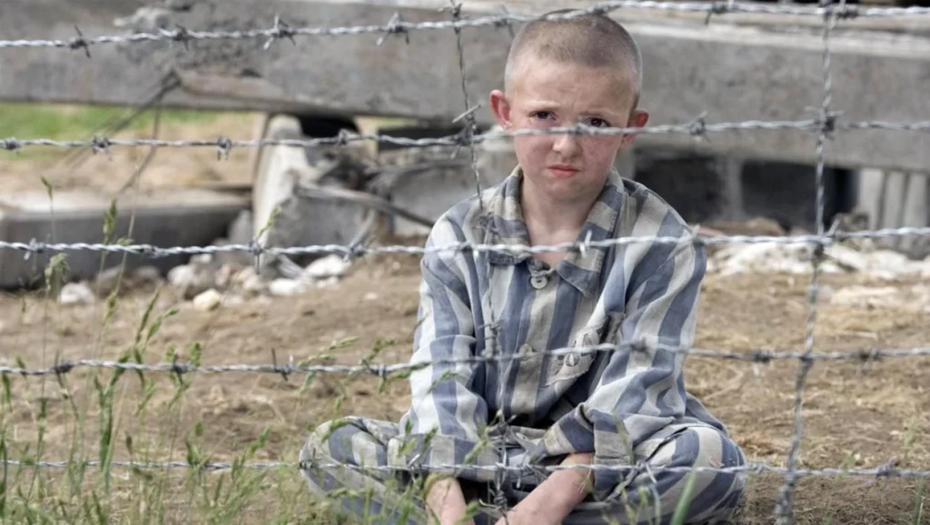 Rezumat „Băiatul cu pijamale în dungi” – Prietenie în vreme de război