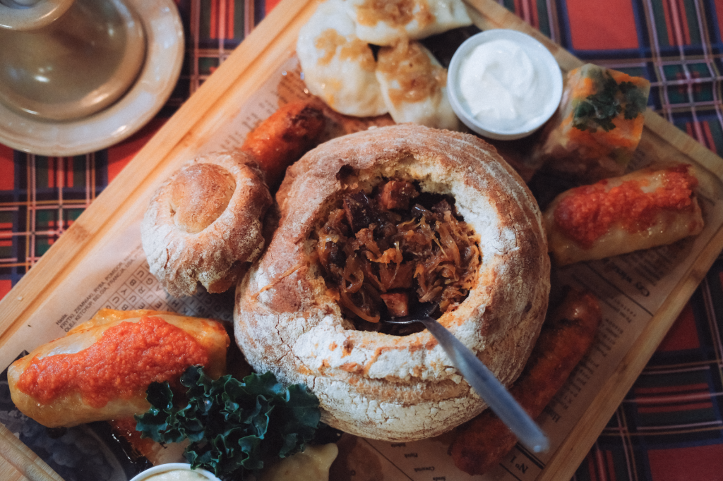 Varză călită cu carne de porc: Cum o pregătești să iasă fragedă și aromată