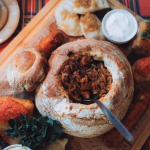 Varză călită cu carne de porc: Cum o pregătești să iasă fragedă și aromată