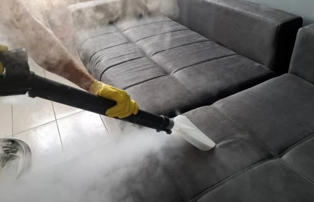 Curățare prin extracție a tapițeriei unui colțar